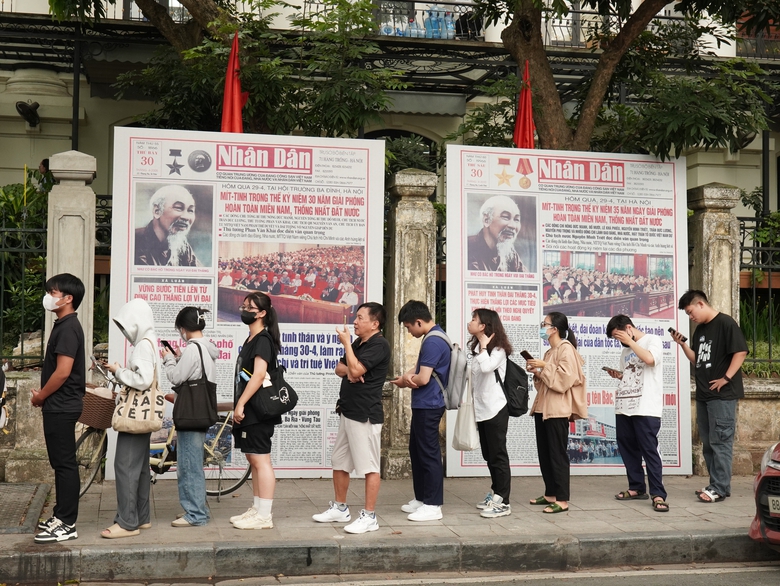 Khai mạc Triển l&atilde;m ảnh "Rạng rỡ t&ecirc;n Người" kỷ niệm 135 năm Ng&agrave;y sinh Chủ tịch Hồ Ch&iacute; Minh- Ảnh 9.