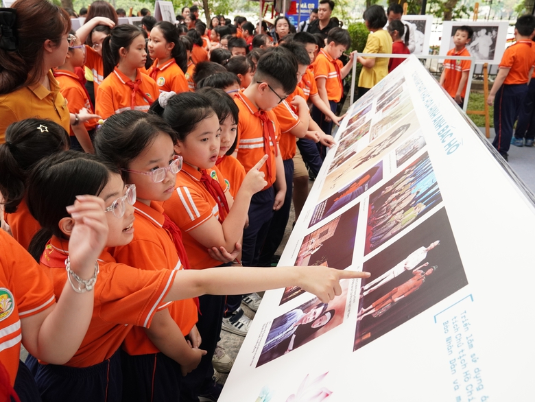 Khai mạc Triển l&atilde;m ảnh "Rạng rỡ t&ecirc;n Người" kỷ niệm 135 năm Ng&agrave;y sinh Chủ tịch Hồ Ch&iacute; Minh- Ảnh 6.