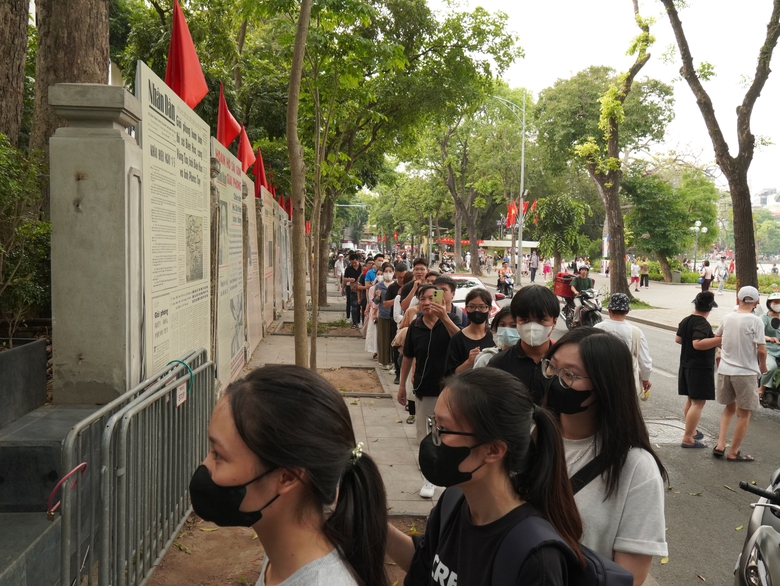 Khai mạc Triển l&atilde;m ảnh "Rạng rỡ t&ecirc;n Người" kỷ niệm 135 năm Ng&agrave;y sinh Chủ tịch Hồ Ch&iacute; Minh- Ảnh 10.