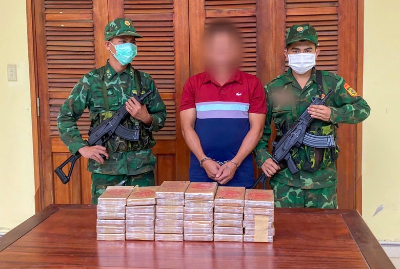 Bắt đối tượng vận chuyển 38 b&aacute;nh heroin từ L&agrave;o về Việt Nam- Ảnh 1.