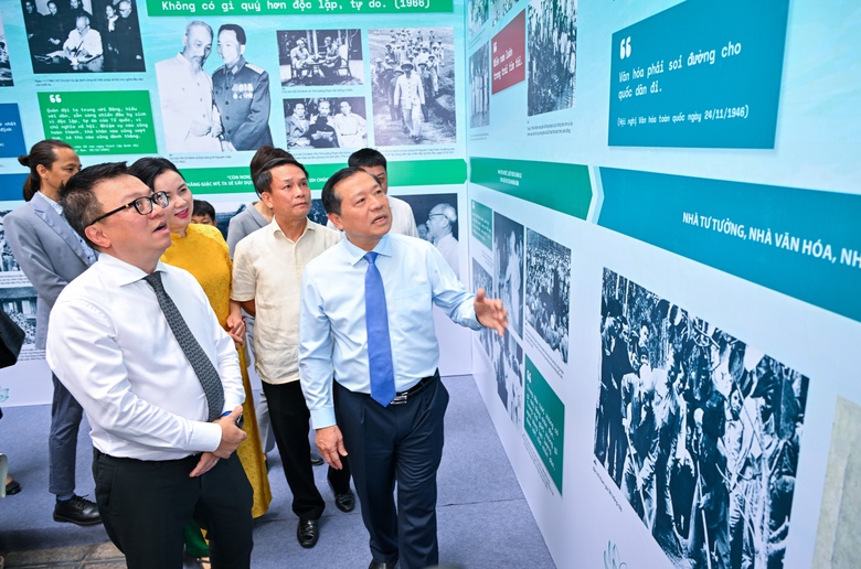 Khai mạc Triển l&atilde;m ảnh "Rạng rỡ t&ecirc;n Người" kỷ niệm 135 năm Ng&agrave;y sinh Chủ tịch Hồ Ch&iacute; Minh- Ảnh 3.