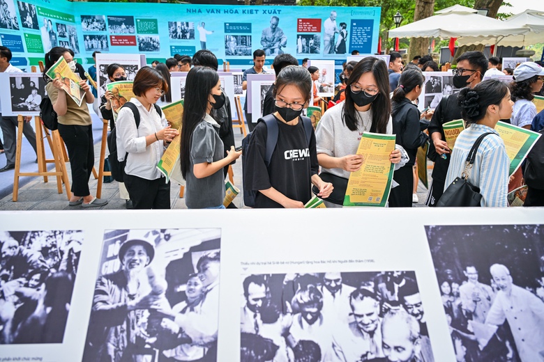 Khai mạc Triển l&atilde;m ảnh "Rạng rỡ t&ecirc;n Người" kỷ niệm 135 năm Ng&agrave;y sinh Chủ tịch Hồ Ch&iacute; Minh- Ảnh 5.