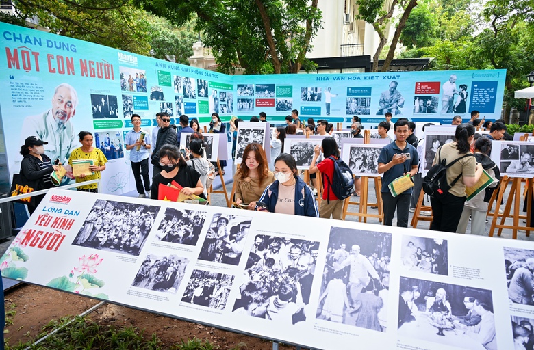 Khai mạc Triển l&atilde;m ảnh "Rạng rỡ t&ecirc;n Người" kỷ niệm 135 năm Ng&agrave;y sinh Chủ tịch Hồ Ch&iacute; Minh- Ảnh 4.