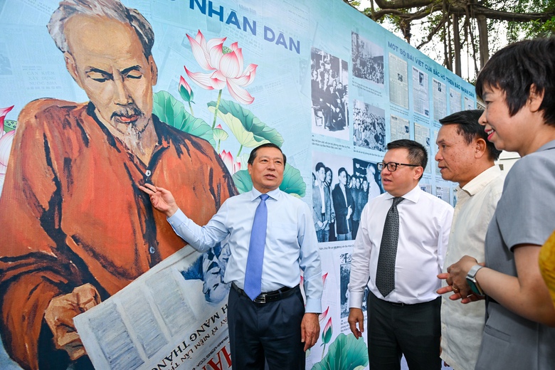 Khai mạc Triển l&atilde;m ảnh "Rạng rỡ t&ecirc;n Người" kỷ niệm 135 năm Ng&agrave;y sinh Chủ tịch Hồ Ch&iacute; Minh- Ảnh 2.