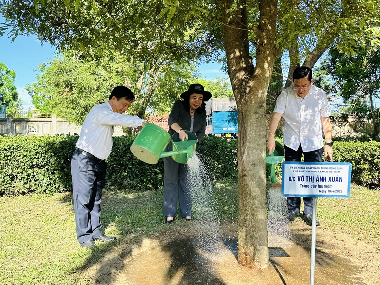 Ph&oacute; Chủ tịch nước V&otilde; Thị &Aacute;nh Xu&acirc;n thăm Khu tưởng niệm cụ Nguyễn Sinh Sắc- Ảnh 2.