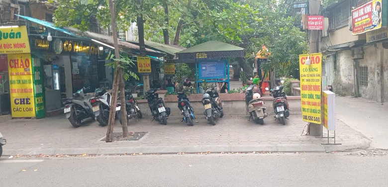 Cơ quan chức năng đ&atilde; nhiều lần ra qu&acirc;n dẹp bỏ t&igrave;nh trạng lấn chiếm kh&ocirc;ng gian c&ocirc;ng cộng, nhưng sau một thời gian lại đ&acirc;u v&agrave;o đấy.