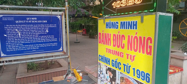 Biển hiệu quảng c&aacute;o của c&aacute;c h&agrave;ng qu&aacute;n che lấp cả bảng quy định của s&acirc;n chơi