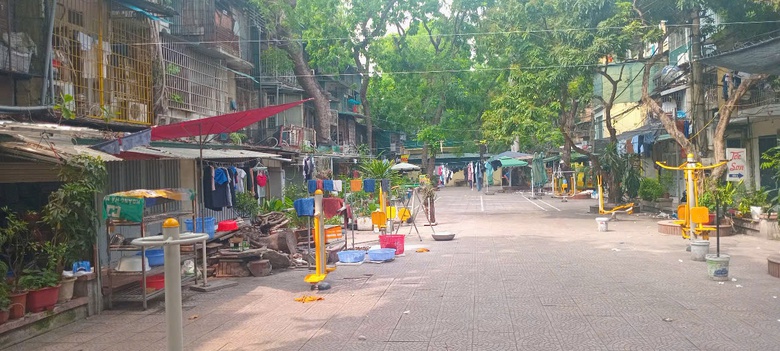 S&acirc;n chơi chung của tập thể cũng c&oacute; thể bị chiếm dụng l&agrave;m địa điểm phơi quần &aacute;o của một số hộ d&acirc;n.