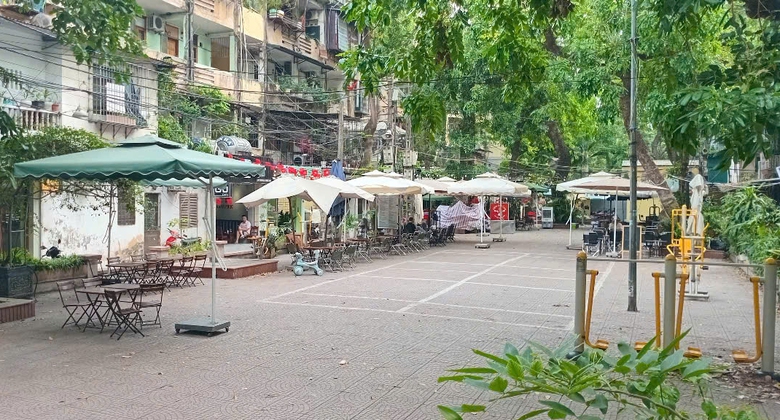 Kh&ocirc;ng gian s&acirc;n chơi bị chiếm dụng l&agrave;m nơi kinh doanh của qu&aacute;n cafe...