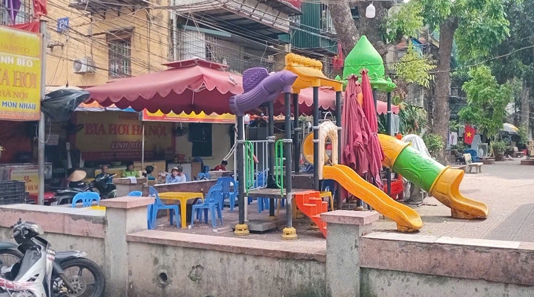 T&igrave;nh trạng lấn chiếm kh&ocirc;ng gian sinh hoạt c&ocirc;ng cộng tại c&aacute;c khu chung cư cũ ở H&agrave; Nội vẫn chưa bị dẹp bỏ.