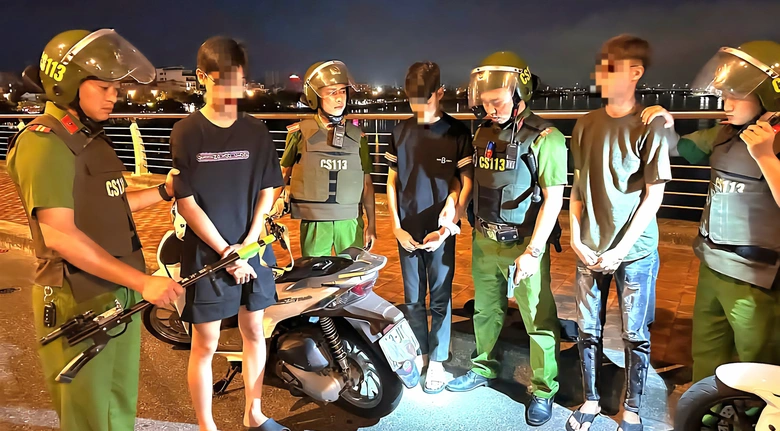 Cảnh s&aacute;t 113 xử l&yacute; loạt qu&aacute;i xế mang theo cả s&uacute;ng tự chế n&aacute;o loạn đường phố Đ&agrave; Nẵng- Ảnh 1.