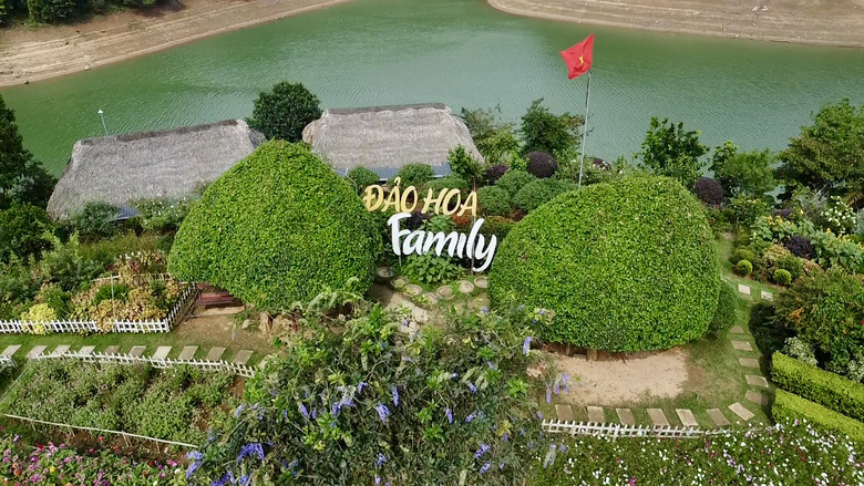 M&ecirc; mẩn đảo hoa mu&ocirc;n sắc giữa l&ograve;ng hồ N&uacute;i Cốc- Ảnh 3.