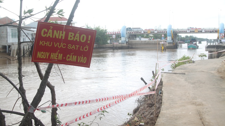 Bạc Li&ecirc;u: Sạt lở đất trong đ&ecirc;m, nguy cơ chia cắt đường giao th&ocirc;ng- Ảnh 1.