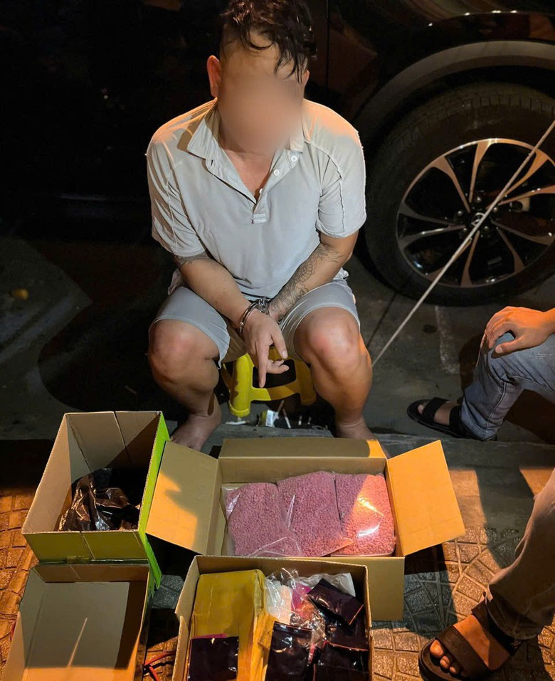 Chồng bị bắt trong vụ vận chuyển 30.000 vi&ecirc;n ma t&uacute;y tại Quảng Trị, vợ ra đầu th&uacute;- Ảnh 2.