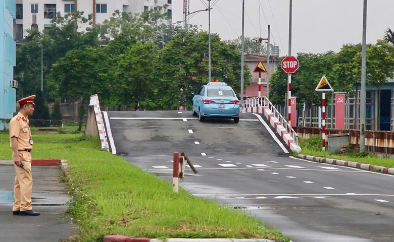 Thái Nguyên: Công an kiểm tra nồng độ cồn học viên trước giờ sát hạch lái xe- Ảnh 5. Thái Nguyên: Công an kiểm tra nồng độ cồn học viên trước giờ sát hạch lái xe- Ảnh 5.