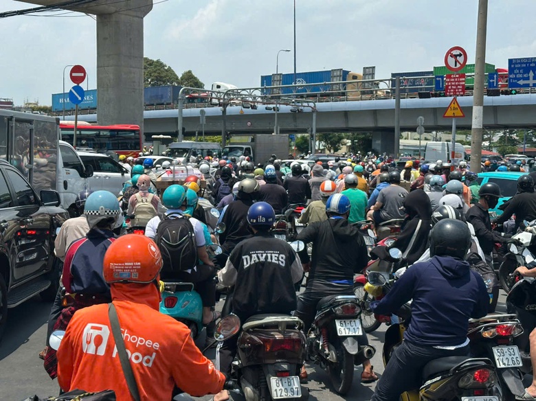 TP.HCM: Ng&atilde; tư Thủ Đức kẹt cứng trưa cuối tuần, xe container nối h&agrave;ng d&agrave;i nhiều kilomet- Ảnh 1.