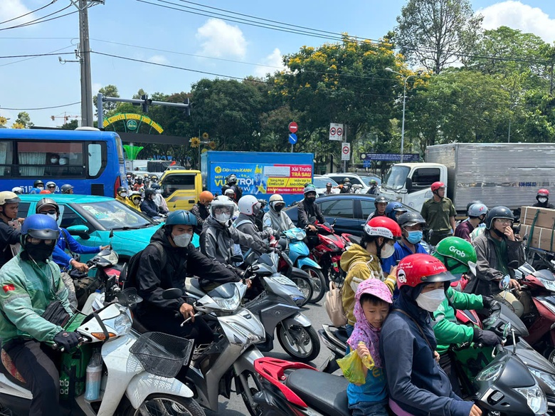 TP.HCM: Ng&atilde; tư Thủ Đức kẹt cứng trưa cuối tuần, xe container nối h&agrave;ng d&agrave;i nhiều kilomet- Ảnh 2.