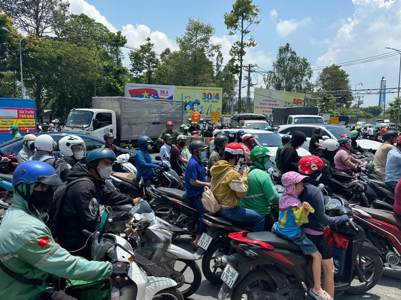 TP.HCM: Ng&atilde; tư Thủ Đức kẹt cứng trưa cuối tuần, xe container nối h&agrave;ng d&agrave;i nhiều kilomet- Ảnh 3.