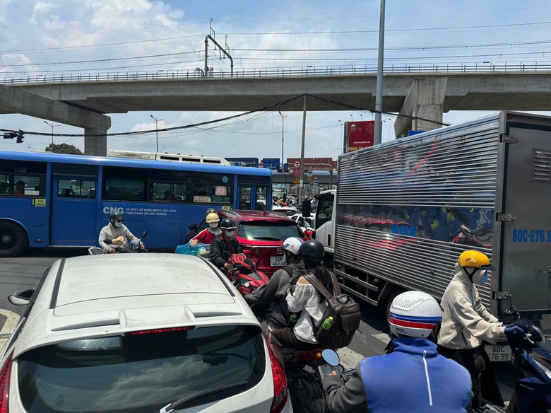 TP.HCM: Ng&atilde; tư Thủ Đức kẹt cứng trưa cuối tuần, xe container nối h&agrave;ng d&agrave;i nhiều kilomet- Ảnh 4.