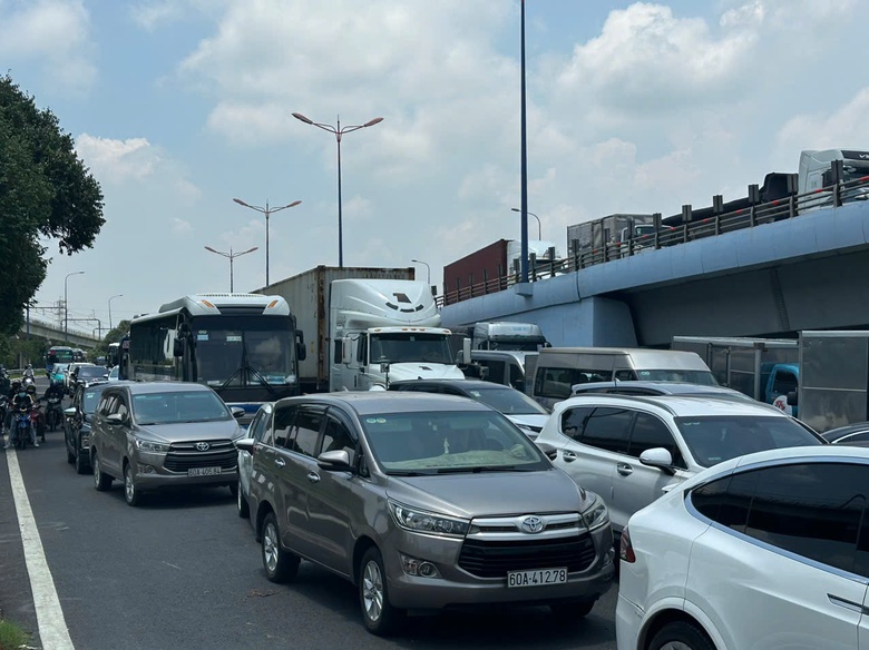 TP.HCM: Ng&atilde; tư Thủ Đức kẹt cứng trưa cuối tuần, xe container nối h&agrave;ng d&agrave;i nhiều kilomet- Ảnh 6.