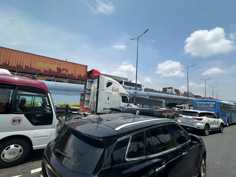 TP.HCM: Ng&atilde; tư Thủ Đức kẹt cứng trưa cuối tuần, xe container nối h&agrave;ng d&agrave;i nhiều kilomet- Ảnh 7.