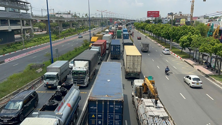 TP.HCM: Ng&atilde; tư Thủ Đức kẹt cứng trưa cuối tuần, xe container nối h&agrave;ng d&agrave;i nhiều kilomet- Ảnh 8.