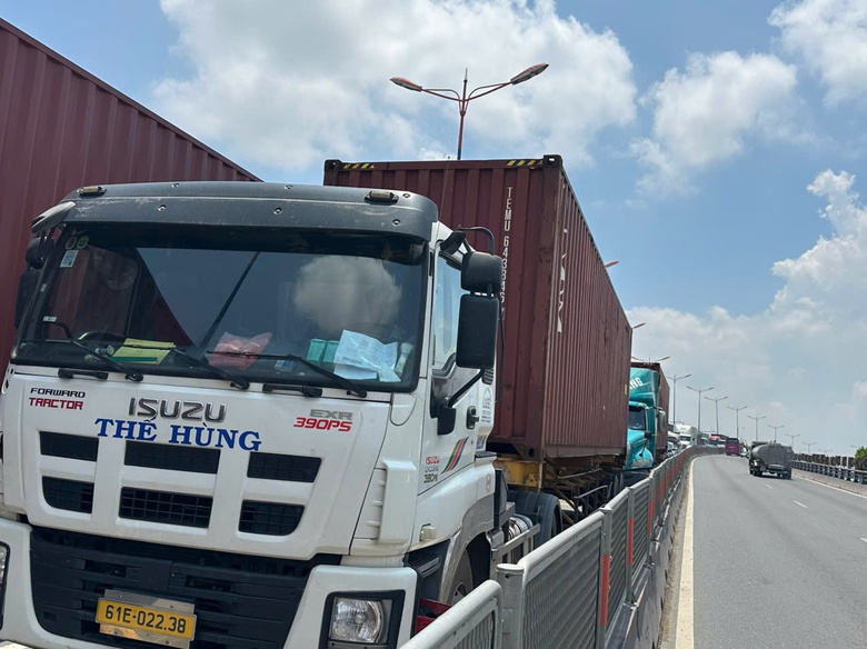 TP.HCM: Ng&atilde; tư Thủ Đức kẹt cứng trưa cuối tuần, xe container nối h&agrave;ng d&agrave;i nhiều kilomet- Ảnh 10.