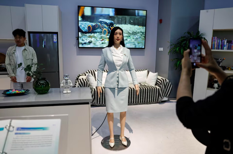 Quan chức Bắc Kinh: Robot h&igrave;nh người của Trung Quốc chưa thể thay thế con người- Ảnh 2.