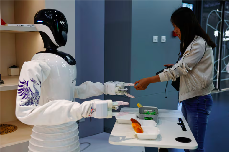 Quan chức Bắc Kinh: Robot h&igrave;nh người của Trung Quốc chưa thể thay thế con người- Ảnh 1.