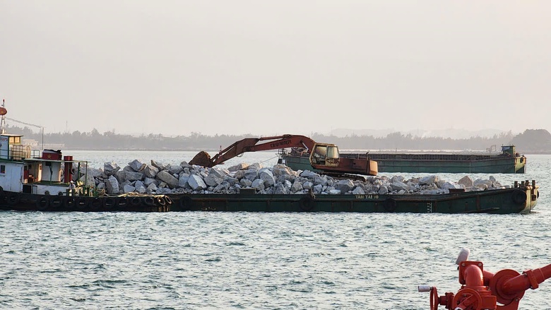 Vụ chìm sà lan 9 người chết, mất tích: Hơn 1 năm vẫn chưa trục vớt tàu kéo vì sao?- Ảnh 2. Vụ chìm sà lan 9 người chết, mất tích: Hơn 1 năm vẫn chưa trục vớt tàu kéo vì sao?- Ảnh 2.