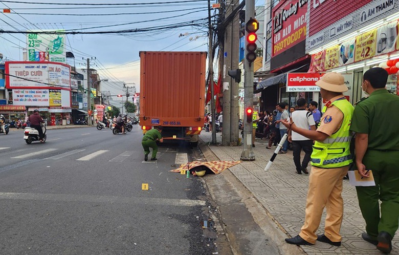 Tạm giữ tài xế để xe tải tự trôi tông xe máy dừng đèn đỏ khiến một người tử vong- Ảnh 1. Tạm giữ tài xế để xe tải tự trôi tông xe máy dừng đèn đỏ khiến một người tử vong- Ảnh 1.