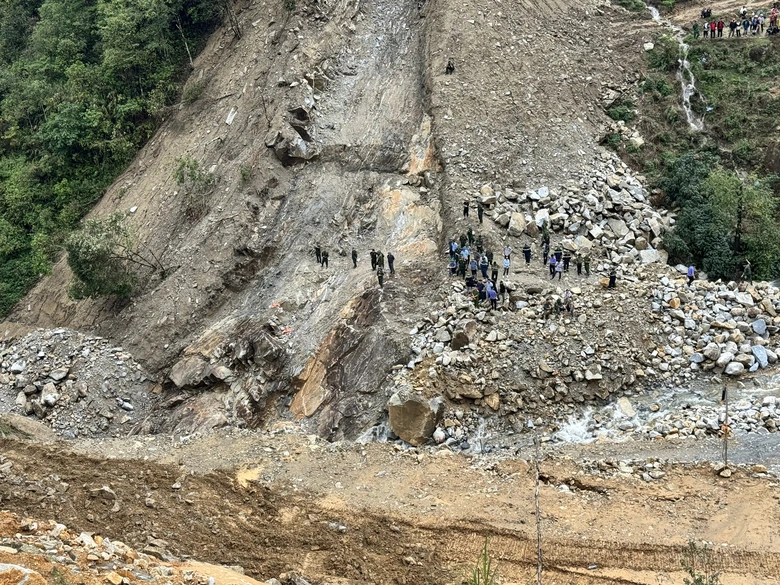 Nạn nh&acirc;n vụ sạt lở tại c&ocirc;ng trường thủy điện ở Lai Ch&acirc;u được hỗ trợ ra sao?- Ảnh 2.