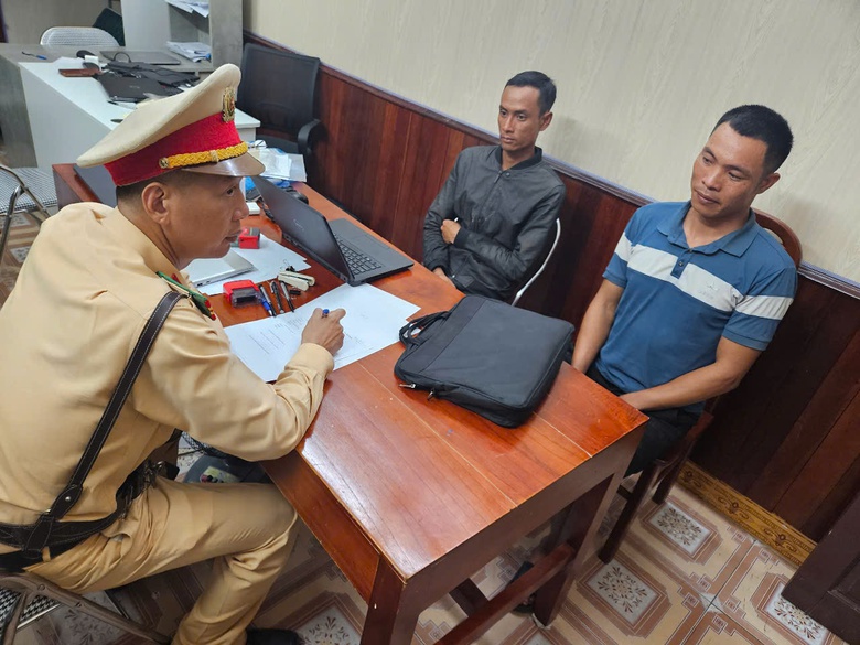 Hải Dương: X&aacute;c minh clip hai thanh ni&ecirc;n đi xe m&aacute;y kh&ocirc;ng đội mũ bảo hiểm cản trở giao th&ocirc;ng- Ảnh 1.