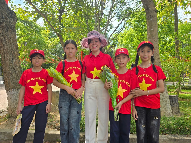 D&ograve;ng người nối nhau về l&agrave;ng Sen qu&ecirc; B&aacute;c- Ảnh 3.