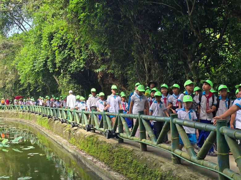 D&ograve;ng người nối nhau về l&agrave;ng Sen qu&ecirc; B&aacute;c- Ảnh 2.
