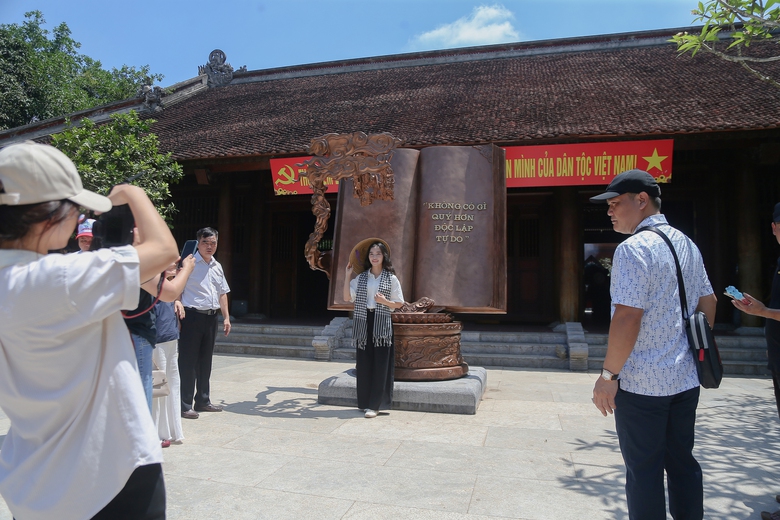 D&ograve;ng người nối nhau về l&agrave;ng Sen qu&ecirc; B&aacute;c- Ảnh 11.