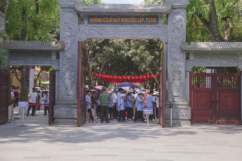 D&ograve;ng người nối nhau về l&agrave;ng Sen qu&ecirc; B&aacute;c- Ảnh 12.