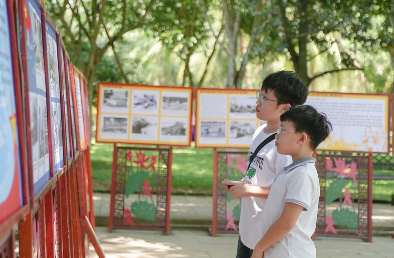 D&ograve;ng người nối nhau về l&agrave;ng Sen qu&ecirc; B&aacute;c- Ảnh 5.
