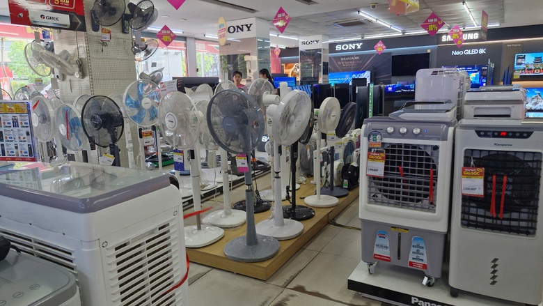 Gi&aacute; điện tăng đ&uacute;ng vụ h&egrave;, người ti&ecirc;u d&ugrave;ng đổ x&ocirc; mua thiết bị tiết kiệm điện- Ảnh 1.