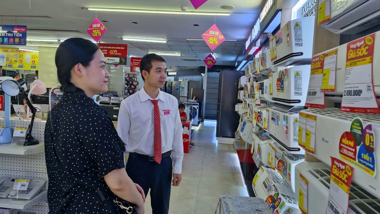 Gi&aacute; điện tăng đ&uacute;ng vụ h&egrave;, người ti&ecirc;u d&ugrave;ng đổ x&ocirc; mua thiết bị tiết kiệm điện- Ảnh 2.