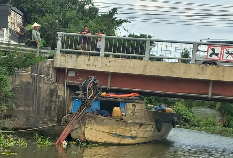Long An: Va v&agrave;o dầm cầu, người đ&agrave;n &ocirc;ng chạy ghe bầu tử vong- Ảnh 1.