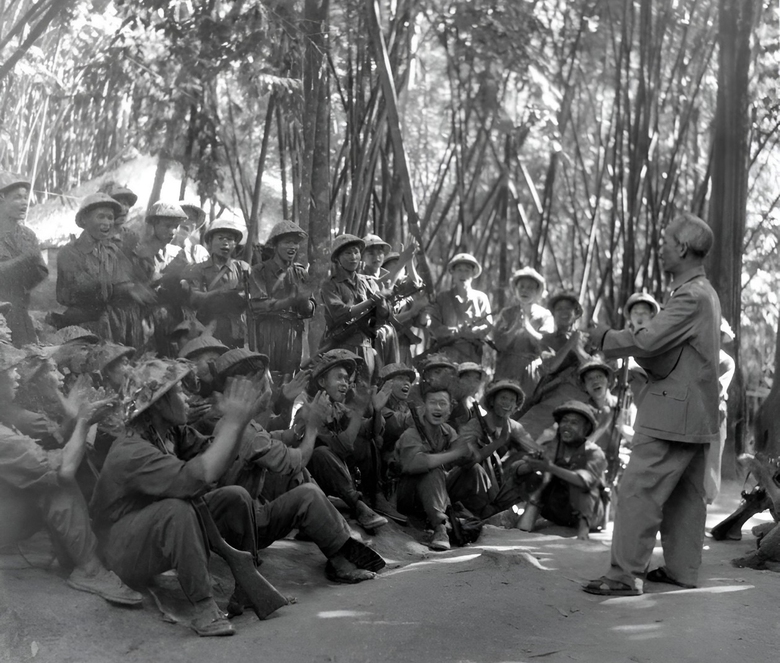 Những khoảnh khắc lịch sử B&aacute;c Hồ ra mặt trận- Ảnh 6.