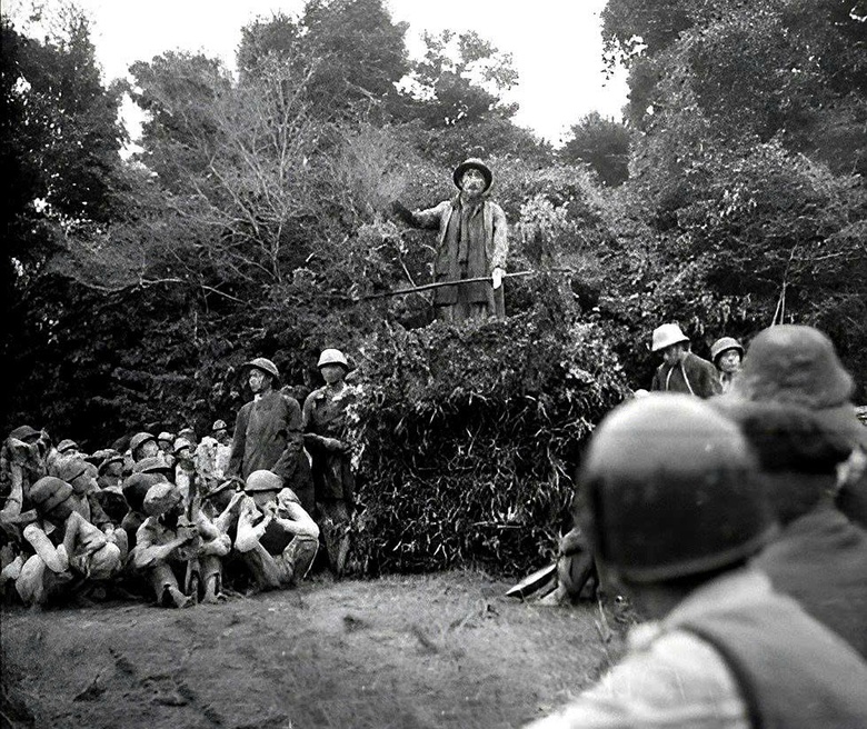 Những khoảnh khắc lịch sử B&aacute;c Hồ ra mặt trận- Ảnh 8.