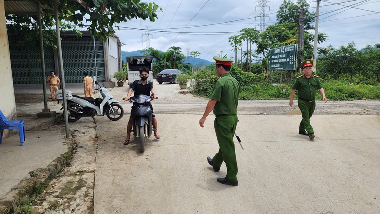 Một ng&agrave;y theo ch&acirc;n c&ocirc;ng an x&atilde;, phường ở H&ograve;a B&igrave;nh xử l&yacute; vi phạm giao th&ocirc;ng- Ảnh 1.