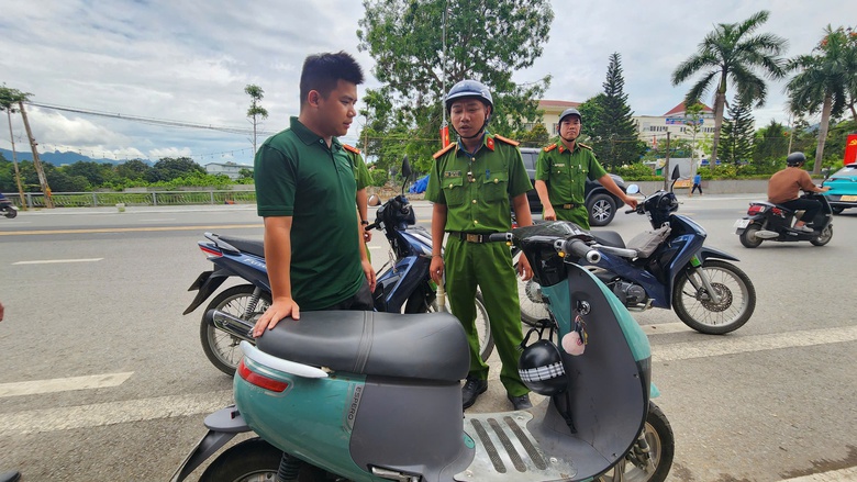 Một ng&agrave;y theo ch&acirc;n c&ocirc;ng an x&atilde;, phường ở H&ograve;a B&igrave;nh xử l&yacute; vi phạm giao th&ocirc;ng- Ảnh 8.