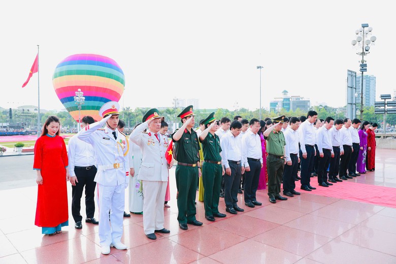 Nghệ An: Lễ ch&agrave;o cờ v&agrave; bay đại kỳ Tổ quốc kỷ niệm ng&agrave;y sinh Chủ tịch Hồ Ch&iacute; Minh- Ảnh 2.
