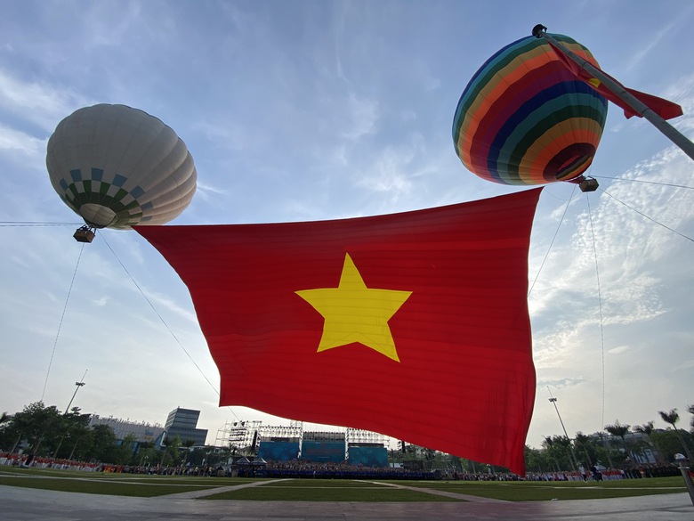 Nghệ An: Lễ ch&agrave;o cờ v&agrave; bay đại kỳ Tổ quốc kỷ niệm ng&agrave;y sinh Chủ tịch Hồ Ch&iacute; Minh- Ảnh 5.