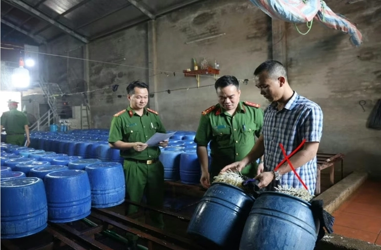 Bắc Giang: Triệt ph&aacute; cơ sở b&aacute;n 60 tấn gi&aacute; đỗ "ngậm" h&oacute;a chất ra thị trường - Ảnh 1.