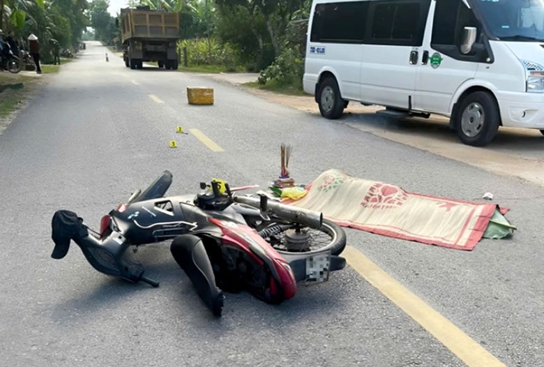 Hiện trường vụ tai nạn khiến anh Đ tử vong tại chỗ - Ảnh: Ho&agrave;ng Ph&uacute;c.