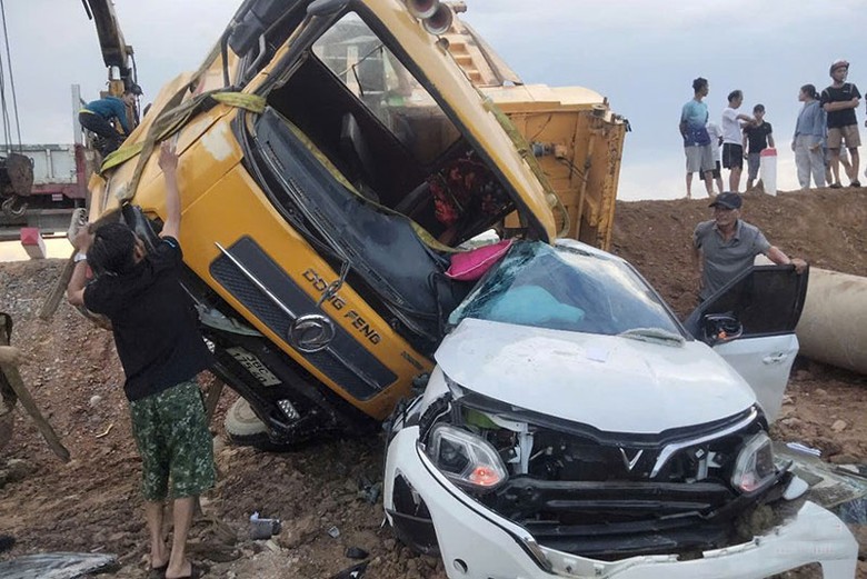 Hai phương tiện bị hư hỏng nặng sau vụ tai nạn - Ảnh: P.T.